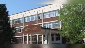 Областният управител подкрепя държавната грижа за спортната база