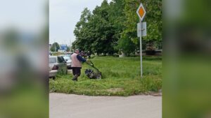 Община Русе продължава косенето на тревни площи в града