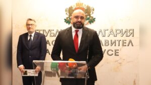Професор Любомир Владимиров получава символичен ключ като областен управител