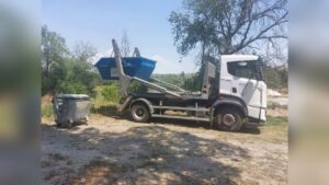 Контейнери за строителни отпадъци в малки населени места.