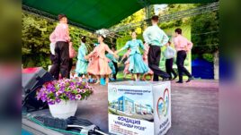 Изпълнение на танцовия състав от Катунци по време на фестивала.