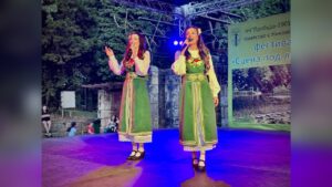 Изпълнение на танцовия състав от Катунци по време на фестивала.