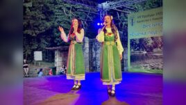 Изпълнение на танцовия състав от Катунци по време на фестивала.