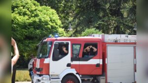 Деца играят на крайбрежието на Русе по време на водни битки.