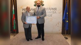 Георги Николов получава награда в Русе.