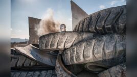 Фотографии в изложбата „Поправи Земята“ акцентират върху екологични предизвикателства.