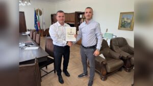 Представители на Сдружение „Модерен свят“ обсъждат напредъка по проекта за дигитализация на църковните архиви в Русе.