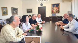Пенчо Милков разговаря с членове на журито на Международния конкурс „Гласът на Камен“ в Русе.