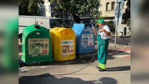 Почистващи машини мият контейнери за отпадъци в Русенска област