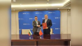 Вицепремиерът Пулев и китайският министър Уан подписват меморандум.