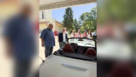 Изложба на ретро автомобили в двора на Русенския университет.