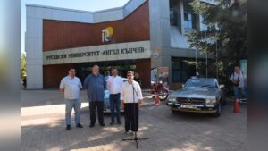 Изложба на ретро автомобили в двора на Русенския университет.