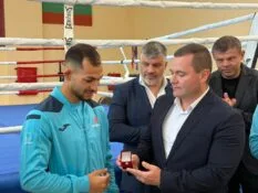 Пенчо Милков връчва Златна значка „Русе“ на европейския шампион по бокс Радослав Росенов.