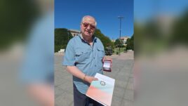 Вили Икономов получава награда в Русе