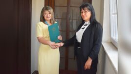 Заместник-кметът Хабибе Расим говори на конференция в Разград.