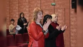 Илия Рибицов получава наградата от кмета Добрин Добрев.