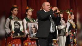 Илия Рибицов получава наградата от кмета Добрин Добрев.