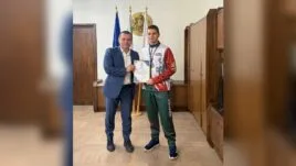 Кметът Милков награждава състезатели по джиу-джицу.
