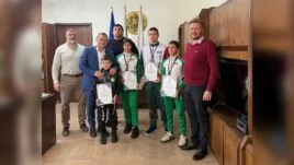 Кметът Милков награждава състезатели по джиу-джицу.