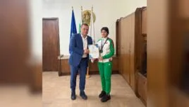 Кметът Милков награждава състезатели по джиу-джицу.
