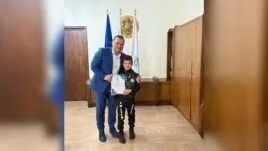 Кметът Милков награждава състезатели по джиу-джицу.