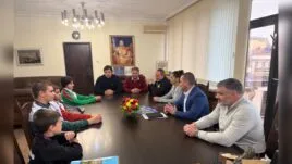 Кметът Милков награждава състезатели по джиу-джицу.