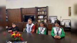 Кметът Милков награждава състезатели по джиу-джицу.