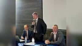 Пенчо Милков на заседание на синдикален съвет в Русе.