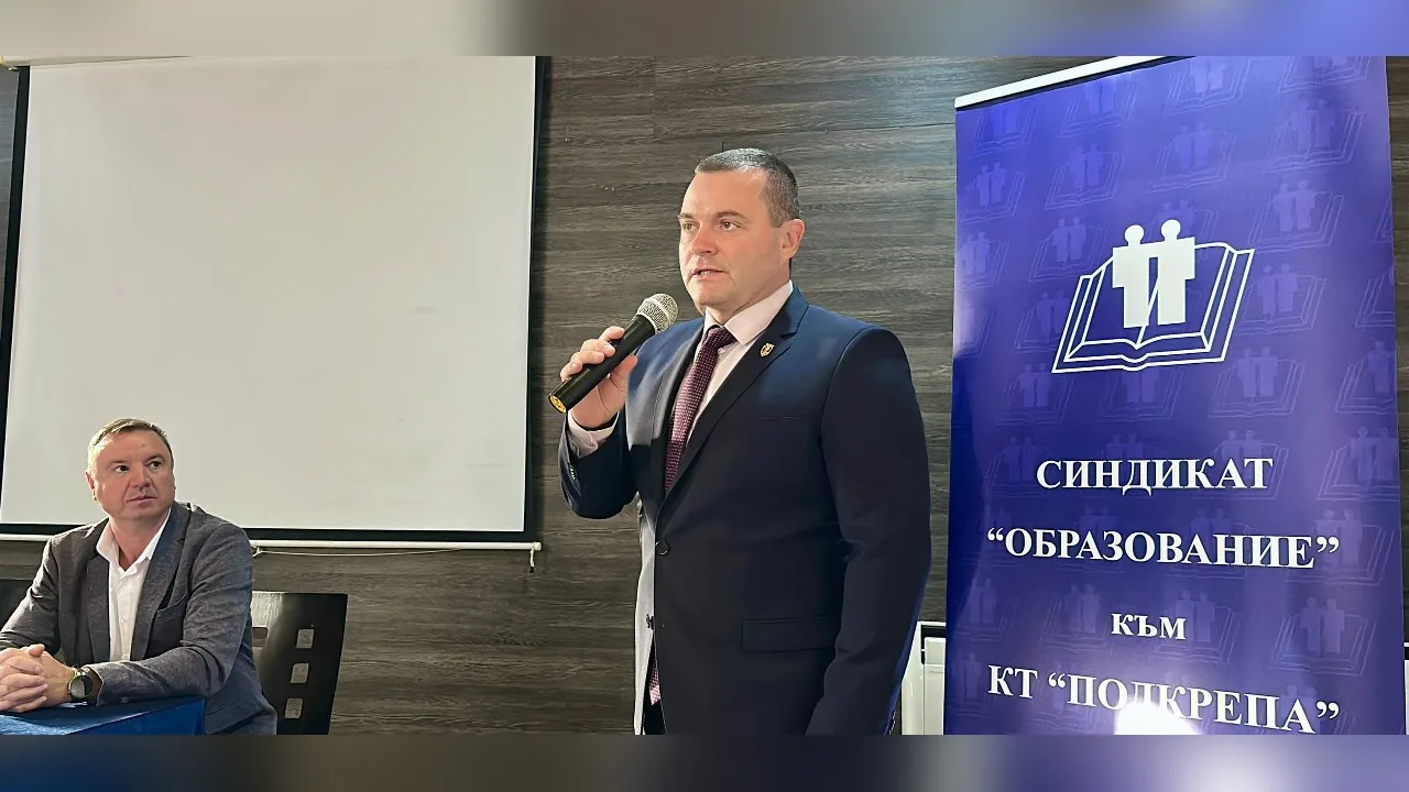 Пенчо Милков на заседание на синдикален съвет в Русе.