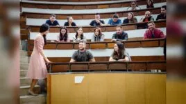 Министър Ивкова на среща с студенти в МУ Варна