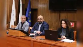 Областен управител Любомир Владимиров разглежда информация относно пътищата в Русенско