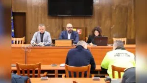Областен управител Любомир Владимиров разглежда информация относно пътищата в Русенско
