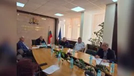 Път с дупки и липсваща маркировка.