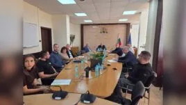 Път с дупки и липсваща маркировка.