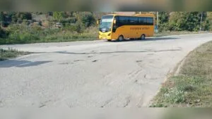 Път с дупки и липсваща маркировка.