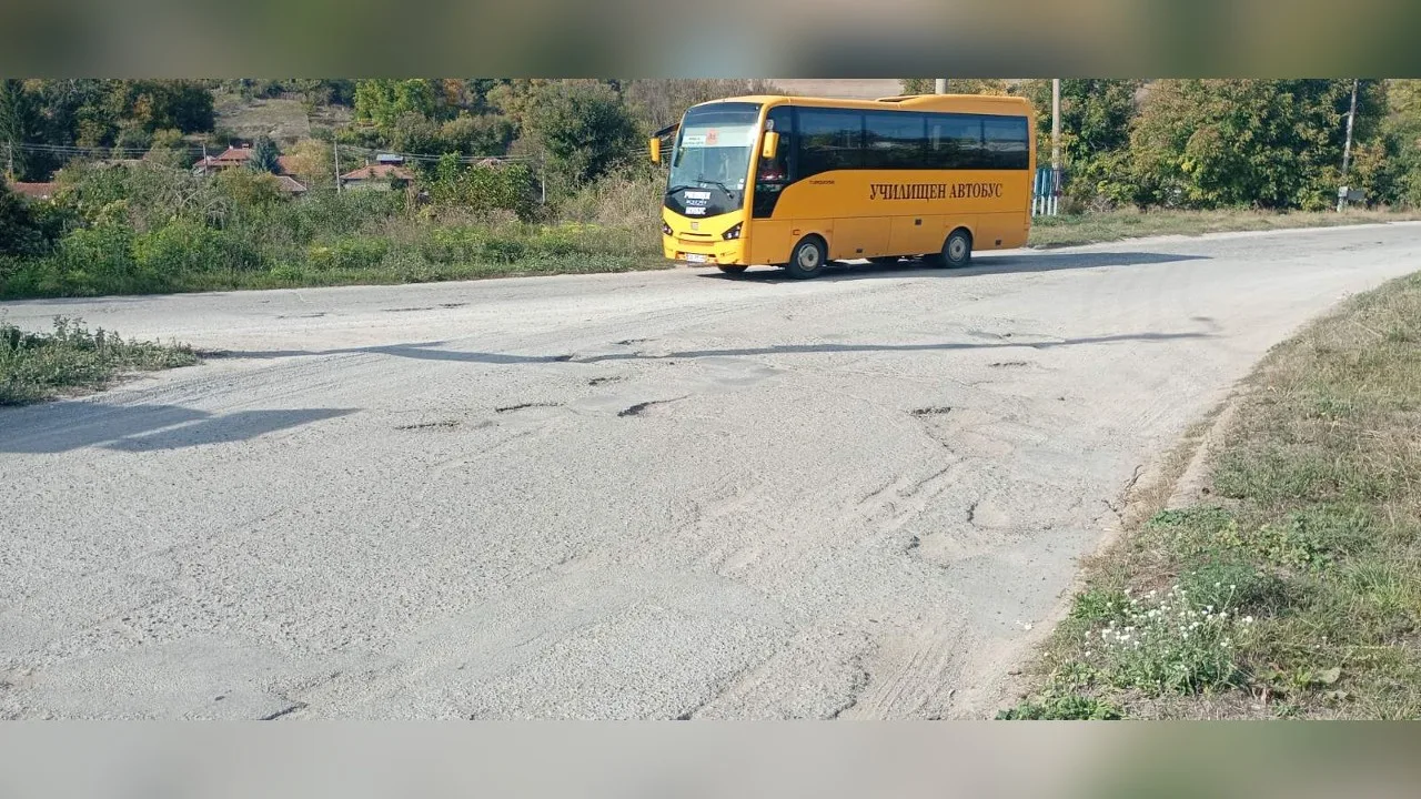 Път с дупки и липсваща маркировка.
