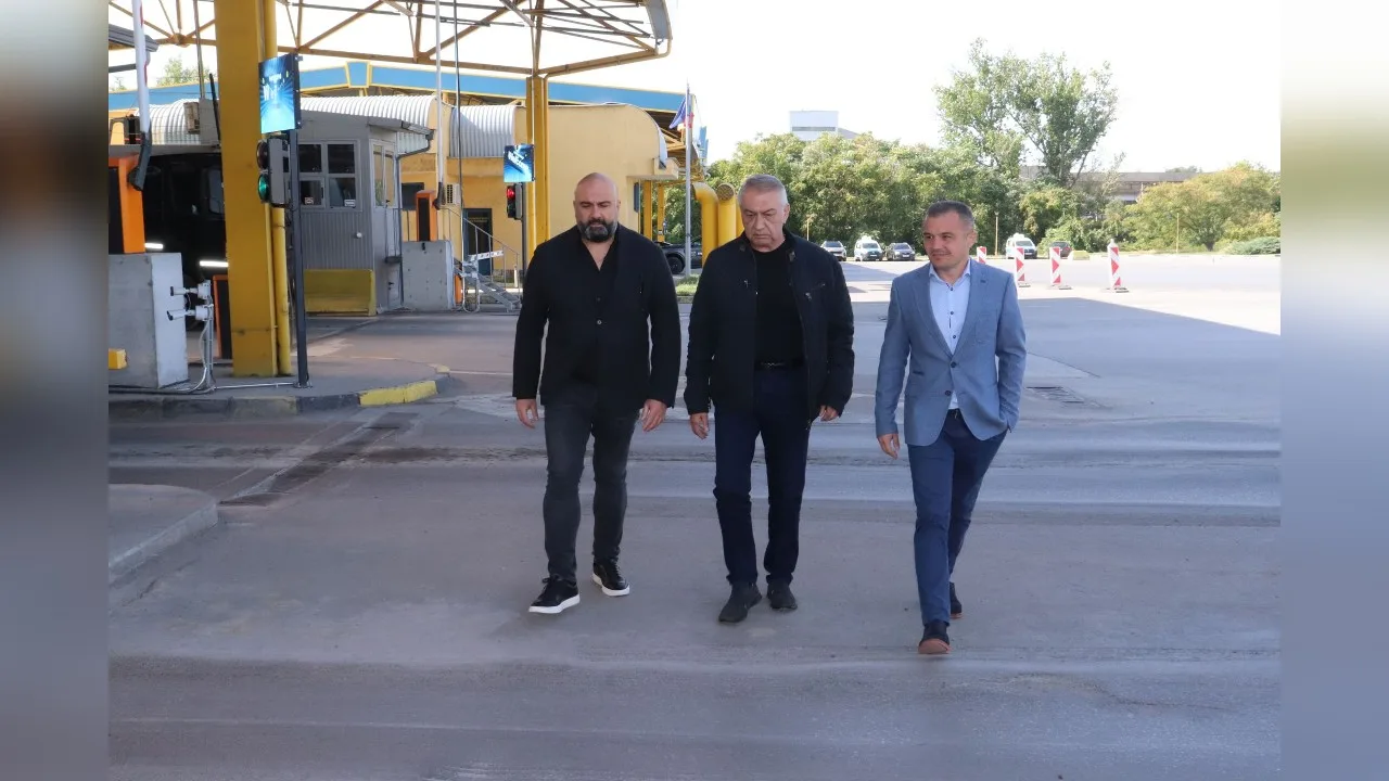 Областният управител на Русе проверява състоянието на пътя край Дунав мост.