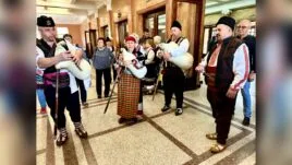 Пенчо Милков с плакет на концерт в Русе.