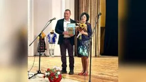 Пенчо Милков с плакет на концерт в Русе.