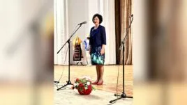 Пенчо Милков с плакет на концерт в Русе.
