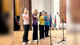 Пенчо Милков с плакет на концерт в Русе.