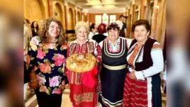 Пенчо Милков с плакет на концерт в Русе.