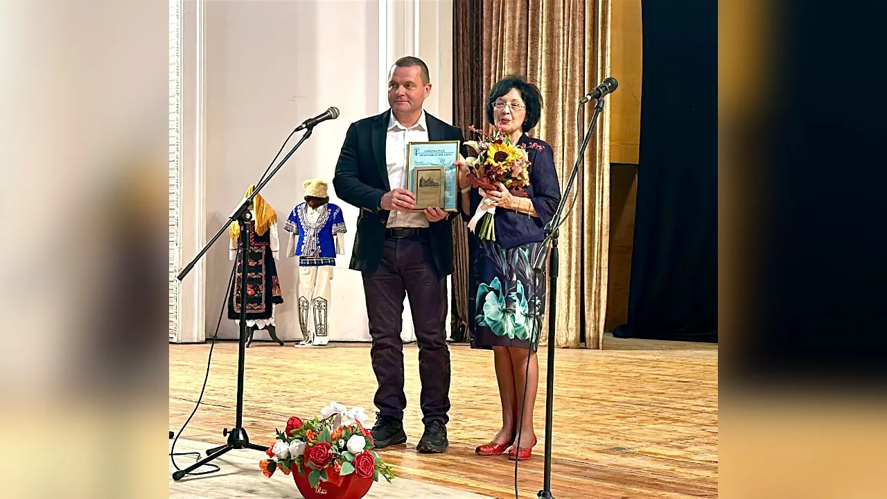 Пенчо Милков с плакет на концерт в Русе.