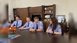 Ученици от Математическата гимназия „Баба Тонка“ получават награда от кмета Пенчо Милков.