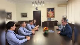Ученици от Математическата гимназия „Баба Тонка“ получават награда от кмета Пенчо Милков.