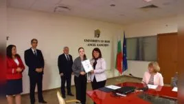 Група ученици от Молдова получава сертификати в Русенския университет.