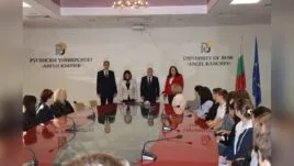 Група ученици от Молдова получава сертификати в Русенския университет.